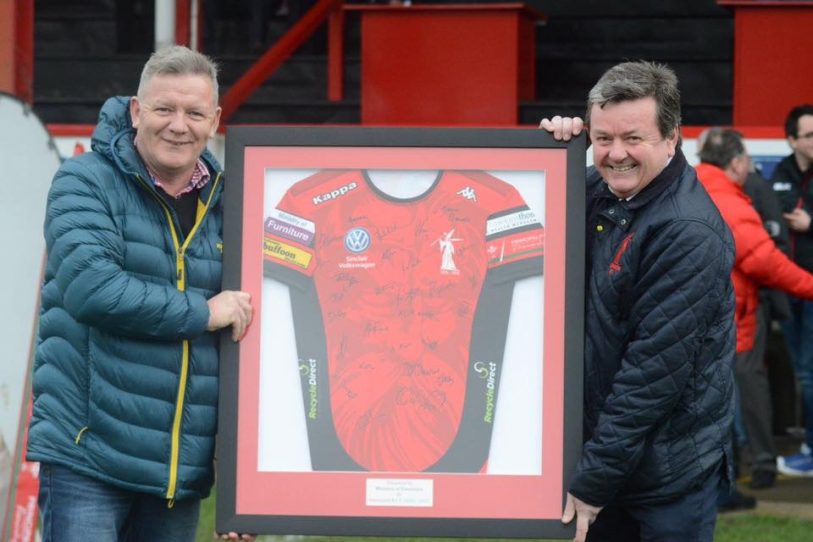 Aberavon Wizards present Gee with a signed shirt - Ministry of Furniture